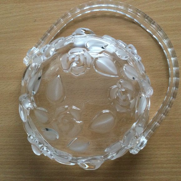 Beautiful Small clear Glass basket with handle floral design - Picture 6 of 6